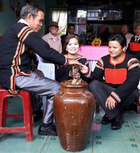 Đôi nét về sự thay đổi trong hôn nhân của người Tây Nguyên hiện nay ảnh 1 Đôi nét về sự thay đổi trong hôn nhân của người Tây Nguyên hiện nay ảnh 1