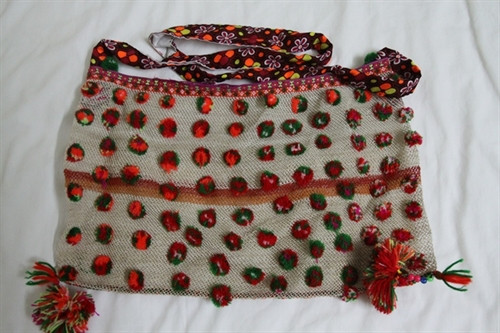 Sản phẩm túi đeo của đồng bào Si La. Sản phẩm túi đeo của đồng bào Si La.