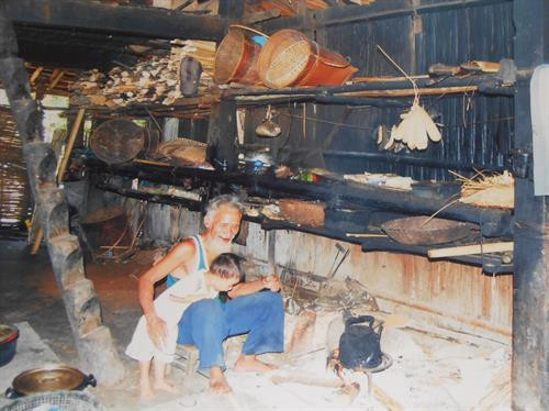 Hai ông cháu bên bếp lửa.