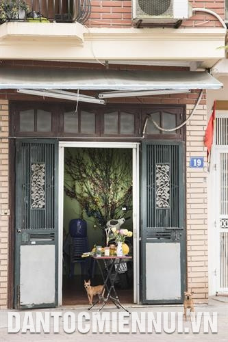 Mâm lễ cúng của một gia đình trên phố Nguyễn Đình Thi. Ảnh: Hằng Nga Mâm lễ cúng của một gia đình trên phố Nguyễn Đình Thi. Ảnh: Hằng Nga