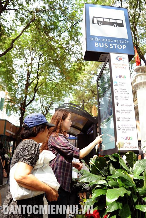 Người dân tra cứu thông tin về sách, đường đi các tuyến xe buýt trên địa bàn Thành phố Hồ Chí Minh