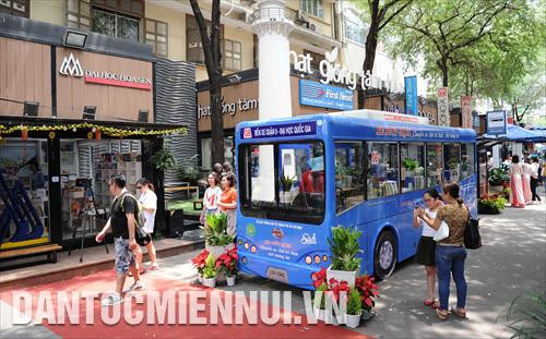 Mô hình xe buýt sách được ra mắt công chúng tại Đường sách Thành phố Hồ Chí Minh