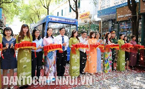 Cắt băng khánh thành mô hình xe buýt sách đầu tiên tại Thành phố Hồ Chí Minh