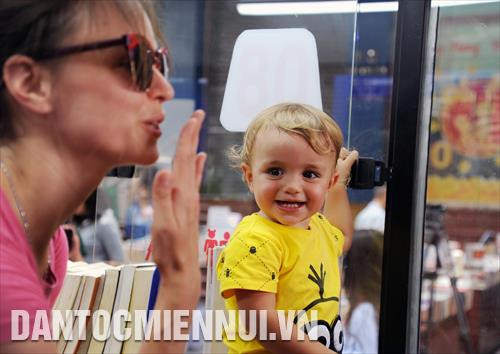 Du khách Quốc tế tham quan, vui chơi trên mô hình xe buýt sách