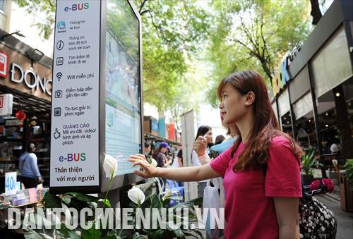 Người dân tra cứu thông tin về sách, đường đi các tuyến xe buýt trên địa bàn Thành phố Hồ Chí Minh