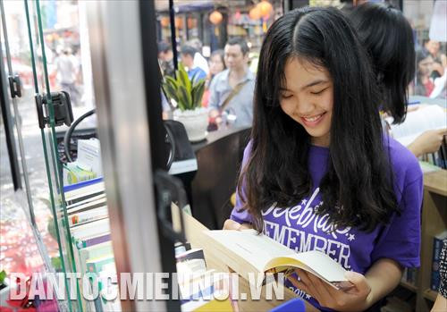 Các bạn trẻ trải nghiệm đọc sách trên mô hình xe buýt sách
