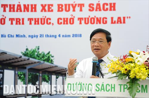 Ông Lê Hoàng, Giám đốc Công ty Đường sách Thành phố Hồ Chí Minh phát biểu tại buổi lễ