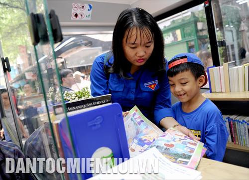 Các em nhỏ thích thú lựa chọn, đọc sách trên xe buýt sách tại Đường sách Thành phố Hồ Chí Minh