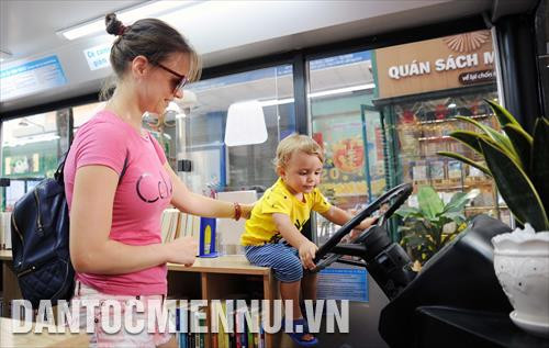 Du khách Quốc tế tham quan, vui chơi trên mô hình xe buýt sách
