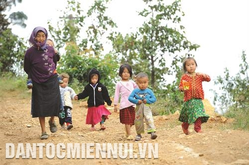 Không có sân chơi như trẻ em thành phố, trẻ em vùng cao chỉ quẩn quanh nơi sân trường, quanh nhà