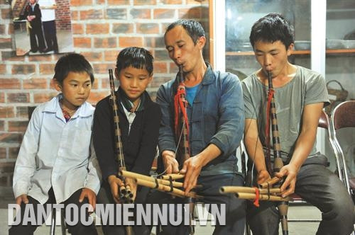 Những lúc rảnh rỗi, trẻ em người Mông học thổi khèn - một loại nhạc cụ truyền thống của đồng bào