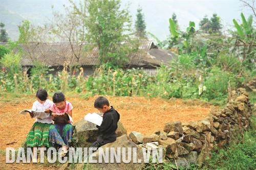 Ngày hè, các em tự lấy sách vở ra để ôn bài
