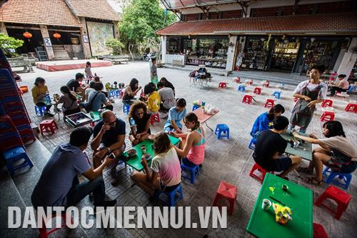 Du khách tới Bát Tràng sẽ được trải nghiệm các hoạt động như nặn vẽ, tạo hình sản phẩm gốm Bát Tràng. Ảnh: Lưu Trọng Đạt