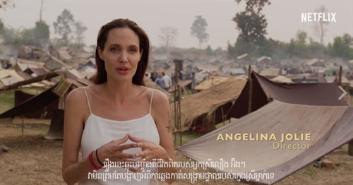 Angelina Jolie xuất hiện trên trailer công bố đầu năm nay, giới thiệu về bộ phim do cô sản xuất, đạo diễn và đồng biên kịch, dự kiến công chiếu vào cuối tháng 2/017 tại Seamreap, Campuchia. Ảnh: sabaynews.