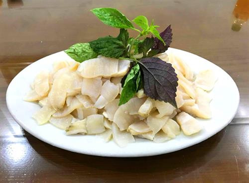 Để có món gỏi cơ trai ngon, nguyên liệu chính phải là cơ trai tươi vừa được đánh bắt về. Để có món gỏi cơ trai ngon, nguyên liệu chính phải là cơ trai tươi vừa được đánh bắt về.