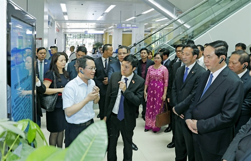 Chủ tịch nước Trần Đại Quang thăm Trung tâm Dịch vụ hành chính Phúc Châu. Ảnh: Nhan Sáng-TTXVN Chủ tịch nước Trần Đại Quang thăm Trung tâm Dịch vụ hành chính Phúc Châu. Ảnh: Nhan Sáng-TTXVN