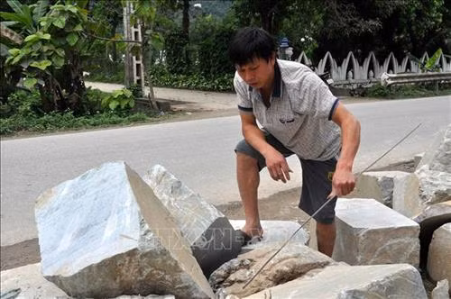 Để tạo ra tác phẩm đẹp nghệ nhân phải tỷ mỷ từ khâu chọn đá thô. Ảnh: Việt Dũng - TTXVN Để tạo ra tác phẩm đẹp nghệ nhân phải tỷ mỷ từ khâu chọn đá thô. Ảnh: Việt Dũng - TTXVN
