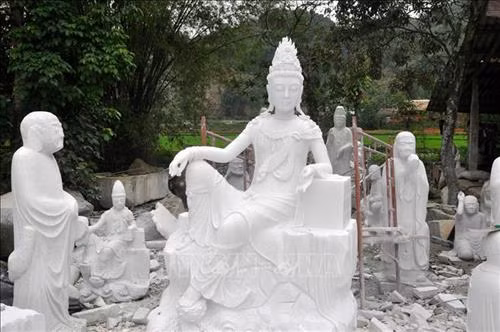 Một bức tượng phật được chế tác từ đá hoa trắng. Ảnh: Việt Dũng - TTXVN Một bức tượng phật được chế tác từ đá hoa trắng. Ảnh: Việt Dũng - TTXVN