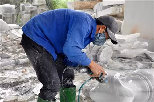 Những lọ lục bình bằng đá hoa trăng đang được các thợ đá mài giũa, đánh bóng tỉ mẩn. Ảnh: Việt Dũng - TTXVN Những lọ lục bình bằng đá hoa trăng đang được các thợ đá mài giũa, đánh bóng tỉ mẩn. Ảnh: Việt Dũng - TTXVN