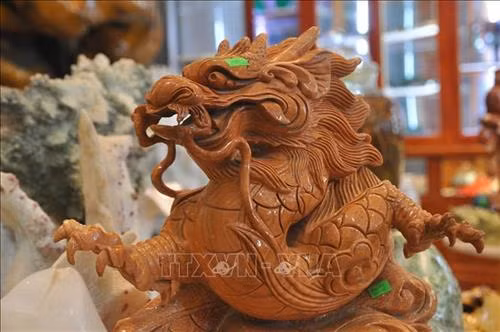 Từ viên đá thô ráp, tác phẩm rồng được hoàn thiện đầy tinh tế. Ảnh: Việt Dũng - TTXVN Từ viên đá thô ráp, tác phẩm rồng được hoàn thiện đầy tinh tế. Ảnh: Việt Dũng - TTXVN