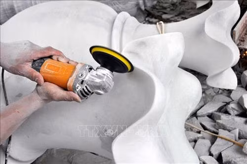 Bàn tay khéo léo cùng sự hỗ trợ của máy móc tạo nên những tác phẩm nghệ thuật từ đá. Ảnh: Việt Dũng - TTXVN Bàn tay khéo léo cùng sự hỗ trợ của máy móc tạo nên những tác phẩm nghệ thuật từ đá. Ảnh: Việt Dũng - TTXVN