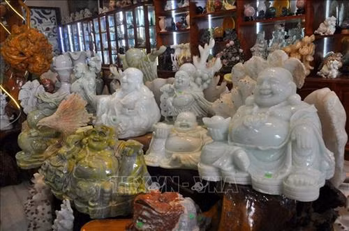 Các sản phẩm đá mỹ nghệ được trưng bày tại cửa hàng của anh Nguyễn Vương Tú tại tổ 17, thị trấn Yên Thế, huyện Lục Yên. Ảnh: Việt Dũng - TTXVN Các sản phẩm đá mỹ nghệ được trưng bày tại cửa hàng của anh Nguyễn Vương Tú tại tổ 17, thị trấn Yên Thế, huyện Lục Yên. Ảnh: Việt Dũng - TTXVN