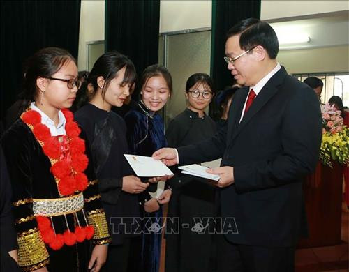 Phó Thủ tướng Vương Đình Huệ tặng quà cho các em học sinh Trường Phổ thông Dân tộc Nội trú tỉnh Cao Bằng. Ảnh: Doãn Tấn - TTXVN
