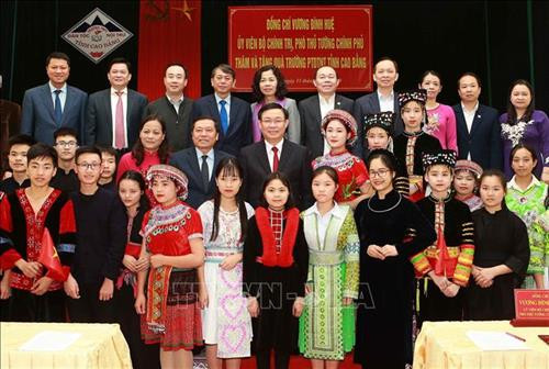 Phó Thủ tướng Vương Đình Huệ với các đại biểu và học sinh Trường Phổ thông Dân tộc Nội trú tỉnh Cao Bằng. Ảnh: Doãn Tấn - TTXVN