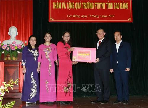 Phó Thủ tướng Vương Đình Huệ tặng quà cho Trường Phổ thông Dân tộc Nội trú tỉnh Cao Bằng. Ảnh: Doãn Tấn - TTXVN