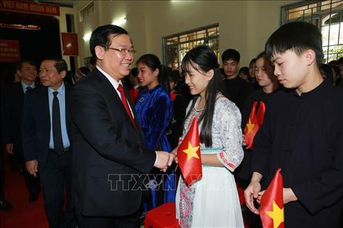 Phó Thủ tướng Vương Đình Huệ với các em học sinh Trường Phổ thông Dân tộc Nội trú tỉnh Cao Bằng. Ảnh: Doãn Tấn - TTXVN