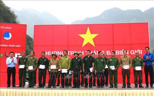 Bí thư Ban Chấp hành Trung ương Đoàn Bùi Quang Huy và Phó Bí thư Tỉnh ủy Hà Giang Nguyễn Mạnh Dũng trao quà cho các cựu chiến binh mặt trận Vị Xuyên. Ảnh: My Ly - TTXVN phát Bí thư Ban Chấp hành Trung ương Đoàn Bùi Quang Huy và Phó Bí thư Tỉnh ủy Hà Giang Nguyễn Mạnh Dũng trao quà cho các cựu chiến binh mặt trận Vị Xuyên. Ảnh: My Ly - TTXVN phát