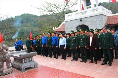Các đại biểu, Đoàn viên thanh niên Hà Giang dâng hương tưởng niệm các anh hùng liệt sỹ tại Đài hương 468 tại thôn Nặm Ngặt, xã Thanh Thủy, huyện Vị Xuyên. Ảnh: My Ly - TTXVN phát Các đại biểu, Đoàn viên thanh niên Hà Giang dâng hương tưởng niệm các anh hùng liệt sỹ tại Đài hương 468 tại thôn Nặm Ngặt, xã Thanh Thủy, huyện Vị Xuyên. Ảnh: My Ly - TTXVN phát
