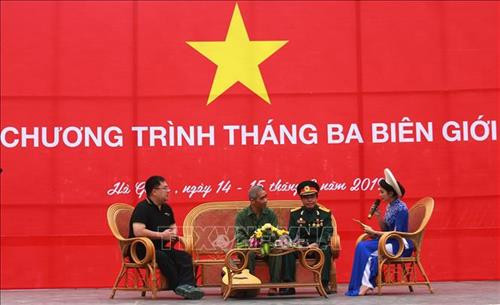 Giao lưu với nhạc sỹ Trương Quý Hải, nguyên là chiến sỹ Sư đoàn 356 chiến đấu ở chiến trường Vị Xuyên trong cuộc chiến đấu bảo vệ biên giới phía Bắc và anh Hoàng Nam Tiến, con trai của Thiếu tướng Hoàng Đan (người được giao nhiệm vụ chỉ huy chiến đấu trực tiếp ở mặt trận Vị Xuyên). Ảnh: My Ly - TTXVN phát Giao lưu với nhạc sỹ Trương Quý Hải, nguyên là chiến sỹ Sư đoàn 356 chiến đấu ở chiến trường Vị Xuyên trong cuộc chiến đấu bảo vệ biên giới phía Bắc và anh Hoàng Nam Tiến, con trai của Thiếu tướng Hoàng Đan (người được giao nhiệm vụ chỉ huy chiến đấu trực tiếp ở mặt trận Vị Xuyên). Ảnh: My Ly - TTXVN phát