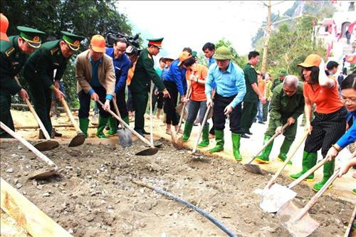 Các đại biểu và đoàn viên thanh niên tham gia đổ bê tông tuyến đường từ Đài hương 468 vào thôn Nậm Ngặt, xã Thanh Thủy, huyện Vị Xuyên. Ảnh: My Ly - TTXVN phát Các đại biểu và đoàn viên thanh niên tham gia đổ bê tông tuyến đường từ Đài hương 468 vào thôn Nậm Ngặt, xã Thanh Thủy, huyện Vị Xuyên. Ảnh: My Ly - TTXVN phát