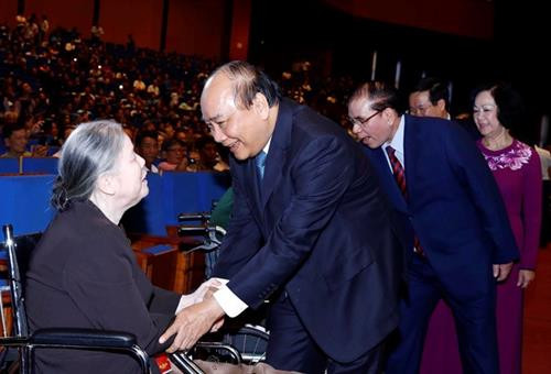 Thủ tướng Nguyễn Xuân Phúc với các thương binh nặng tiêu biểu dự hội nghị. Ảnh: Thống Nhất-TTXVN Thủ tướng Nguyễn Xuân Phúc với các thương binh nặng tiêu biểu dự hội nghị. Ảnh: Thống Nhất-TTXVN