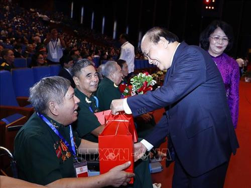 Thủ tướng Nguyễn Xuân Phúc tặng quà cho các thương binh nặng tiêu biểu. Ảnh: Thống Nhất – TTXVN Thủ tướng Nguyễn Xuân Phúc tặng quà cho các thương binh nặng tiêu biểu. Ảnh: Thống Nhất – TTXVN