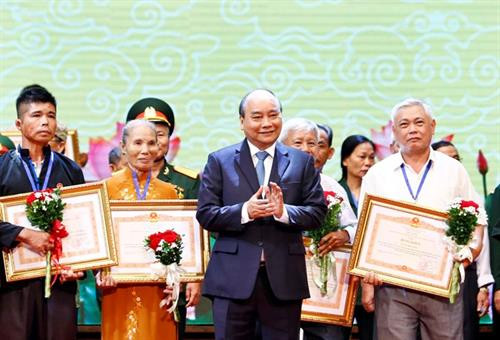 Thủ tướng Nguyễn Xuân Phúc tặng Bằng khen của Thủ tướng Chính phủ cho các đại biểu. Ảnh: Thống Nhất – TTXVN Thủ tướng Nguyễn Xuân Phúc tặng Bằng khen của Thủ tướng Chính phủ cho các đại biểu. Ảnh: Thống Nhất – TTXVN