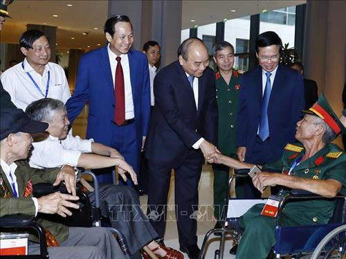 Thủ tướng Nguyễn Xuân Phúc với các thương binh nặng tiêu biểu tham dự buổi gặp mặt. Ảnh: Thống Nhất – TTXVN Thủ tướng Nguyễn Xuân Phúc với các thương binh nặng tiêu biểu tham dự buổi gặp mặt. Ảnh: Thống Nhất – TTXVN