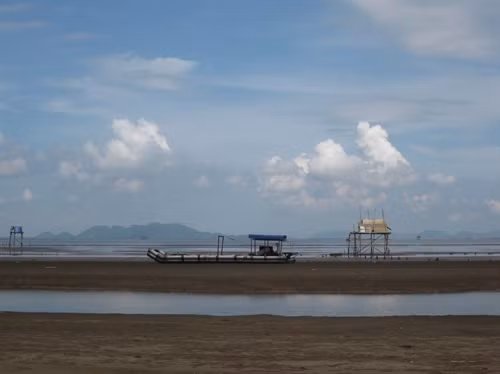 Chòi canh ngao của người dân địa phương ở Cồn Nổi.