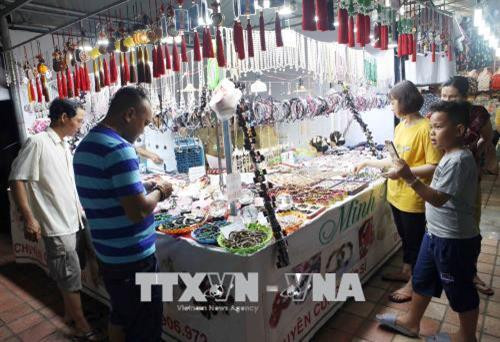 Các gian hàng bán đồ lưu niệm phục vụ người dân và du khách tại chương trình “Đà Nẵng – Điểm hẹn mùa hè 2018”. Ảnh: Trần Lê Lâm - TTXVN Các gian hàng bán đồ lưu niệm phục vụ người dân và du khách tại chương trình “Đà Nẵng – Điểm hẹn mùa hè 2018”. Ảnh: Trần Lê Lâm - TTXVN