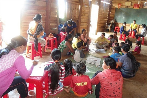 Chị em phụ nữ thôn K’Long Trao 1 - xã Gung Ré sinh hoạt mô hình “Nói không với thách cưới"