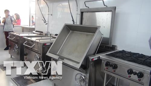 “Bếp ăn mẫu bán trú” được trang bị các thiết bị, dụng cụ cần thiết và hiện đại. Ảnh: Quang Duy – TTXVN “Bếp ăn mẫu bán trú” được trang bị các thiết bị, dụng cụ cần thiết và hiện đại. Ảnh: Quang Duy – TTXVN