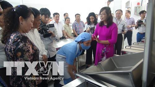 Đại diện Lãnh đạo Bộ Giáo dục và Đào tạo tham quan “Bếp ăn mẫu bán trú” tại trường tiểu học Hoàng Văn Thụ, tỉnh Lạng Sơn. Ảnh: Quang Duy – TTXVN Đại diện Lãnh đạo Bộ Giáo dục và Đào tạo tham quan “Bếp ăn mẫu bán trú” tại trường tiểu học Hoàng Văn Thụ, tỉnh Lạng Sơn. Ảnh: Quang Duy – TTXVN