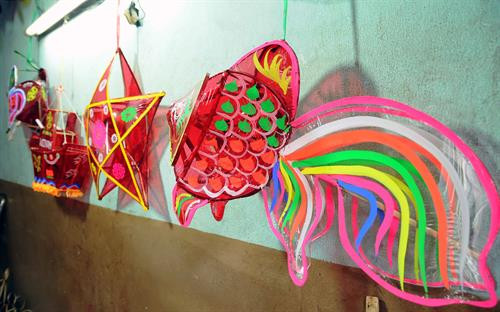 Các sản phẩm lồng đèn khá đa dạng về mẫu mã, được trang trí bắt mắt. Một công đoạn sản xuất lồng đèn. Người thợ phải sáng tạo, khéo léo trong từng chi tiết để cho ra đời một sản phẩm hoàn thiện. Người thợ phải sáng tạo, khéo léo trong từng chi tiết để cho ra đời một sản phẩm hoàn thiện. Gia đình ông Nguyễn Đức Thắng (đường Trịnh Đình Trọng, quận 11) là 1 trong số ít gia đình vẫn còn gắn bó với nghề. Ông Nguyễn Đức Thắng, người có gần 30 năm tuổi nghề làm lồng đèn truyền thống.