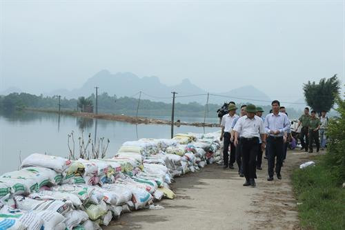 Bí thư Thành ủy Hà Nội thăm hỏi, động viên người dân vùng ngập lụt ở Chương Mỹ ảnh 7