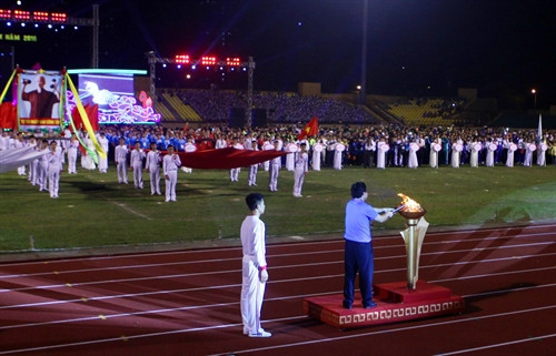 Ông Phùng Xuân Nhạ, Bộ trưởng Bộ Giáo dục và Đào tạo châm đuốc khai mạc. Ảnh: Thanh Tùng – TTXVN Ông Phùng Xuân Nhạ, Bộ trưởng Bộ Giáo dục và Đào tạo châm đuốc khai mạc. Ảnh: Thanh Tùng – TTXVN