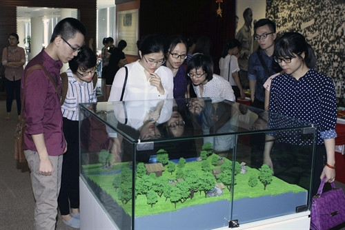 Các học viên thăm quan phòng truyền thống Thông tấn xã Việt Nam, tại số 5 Lý Thường Kiệt - Hà Nội. Ảnh: Phạm Kiên - TTXVN