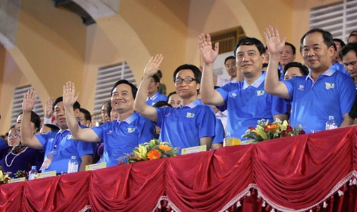 Phó Thủ tướng Vũ Đức Đam cùng các đại biểu dự khai mạc. Ảnh: Thanh Tùng-TTXVN Phó Thủ tướng Vũ Đức Đam cùng các đại biểu dự khai mạc. Ảnh: Thanh Tùng-TTXVN