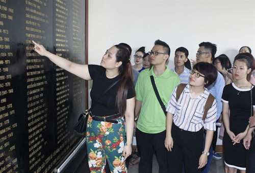 Các học viên thăm phòng tưởng niệm các Liệt sỹ Thông tấn xã Việt Nam. tại số 5 Lý Thường Kiệt - Hà Nội. Ảnh: Phạm Kiên - TTXVN