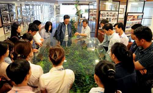 Các học viên thăm quan phòng truyền thống Cơ quan TTXVN khu vực phía Nam. Ảnh: An Hiếu- TTXVN